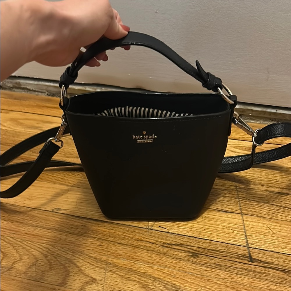 Kate Spade Black Crossbody Bag with Adjustable Straps and Sleek Design